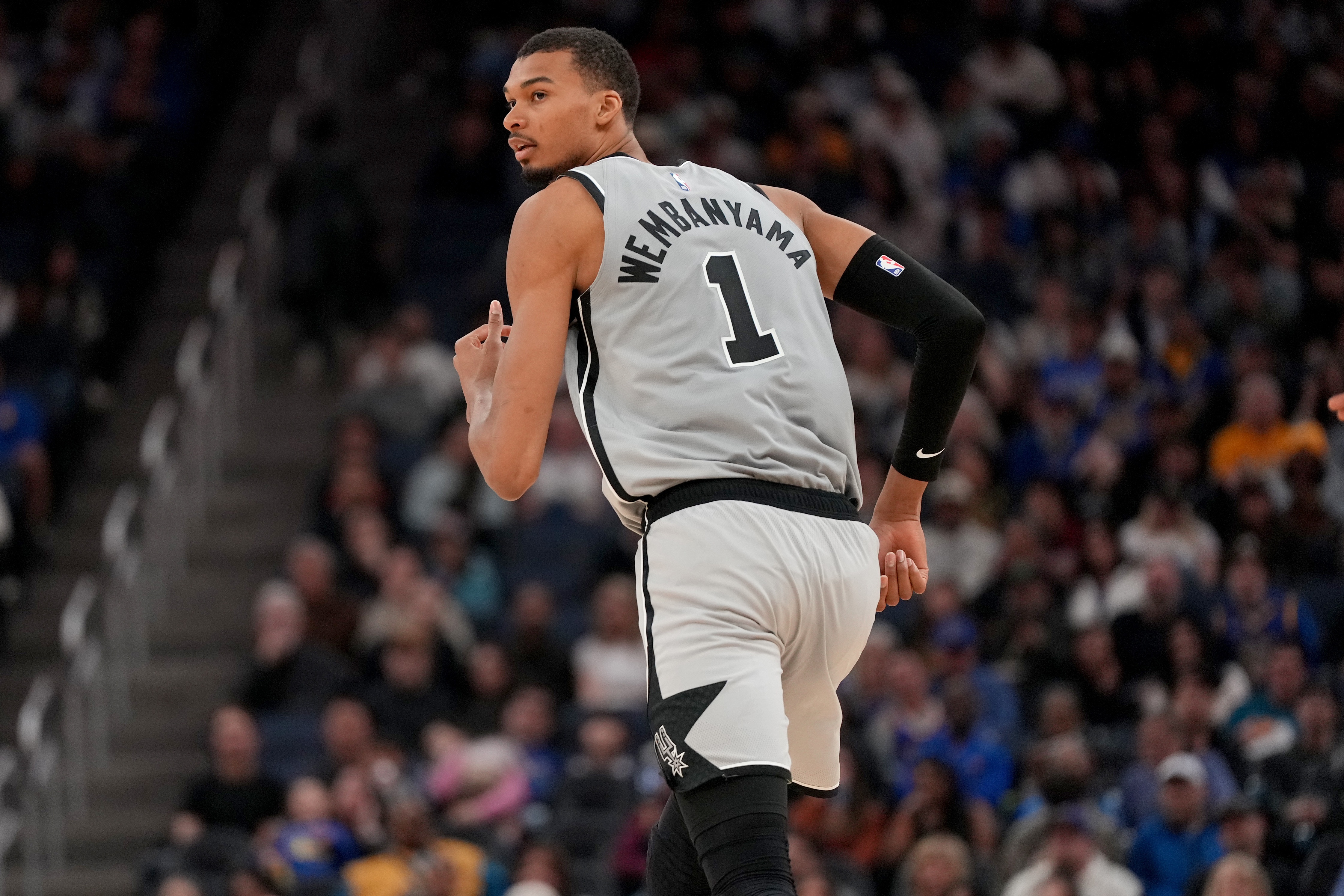 AG体育-米奇：没有文班伤情的最新消息 他能打完上半场是积极信号